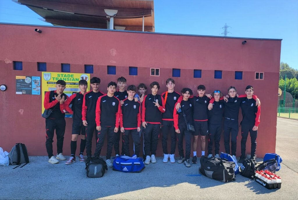 Equipe U16/U17 avant le match amical contre le Stade Transian lors du week-end de cohésion début septembre 2023